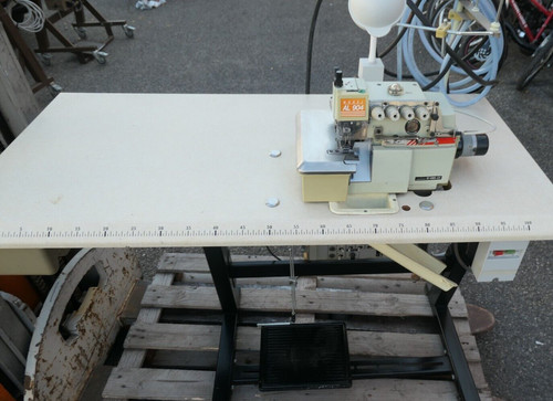 Machine coudre surjeteuse - machine, à